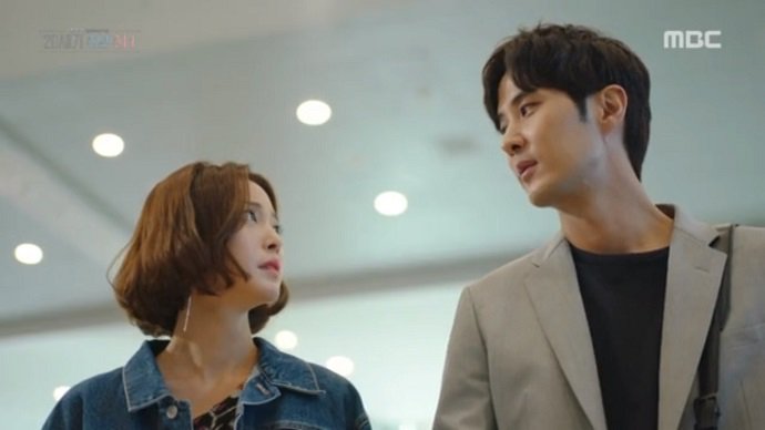 NoonasOverForks's tweet photo. He grabbed her by the hand and not the wrist! This is a man among men. #20thCenturyManandWoman #KimJiSeok #HanYeSeul #kdrama https://t.co/9NvZTKQ3Db