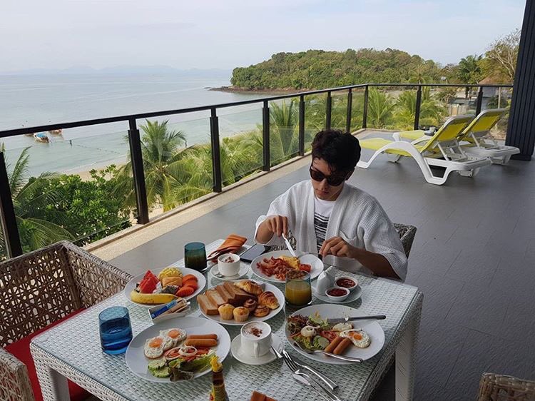 only9naphat's tweet photo. ..... Good Morning กระบี่ โรงแรมนี้สวยมากจริงๆ #beyondresortkrabi @ หาดคลองม่วง #เที่ยวไทยเท่ #ททท.  #thaiairways #การบินไทย #สบายต่างกัน #krabinagafestival2018 #krabinagafest2018 #beyondresort

Cr. pimpaka, #naphat_nine https://t.co/TzrerIvKoO
