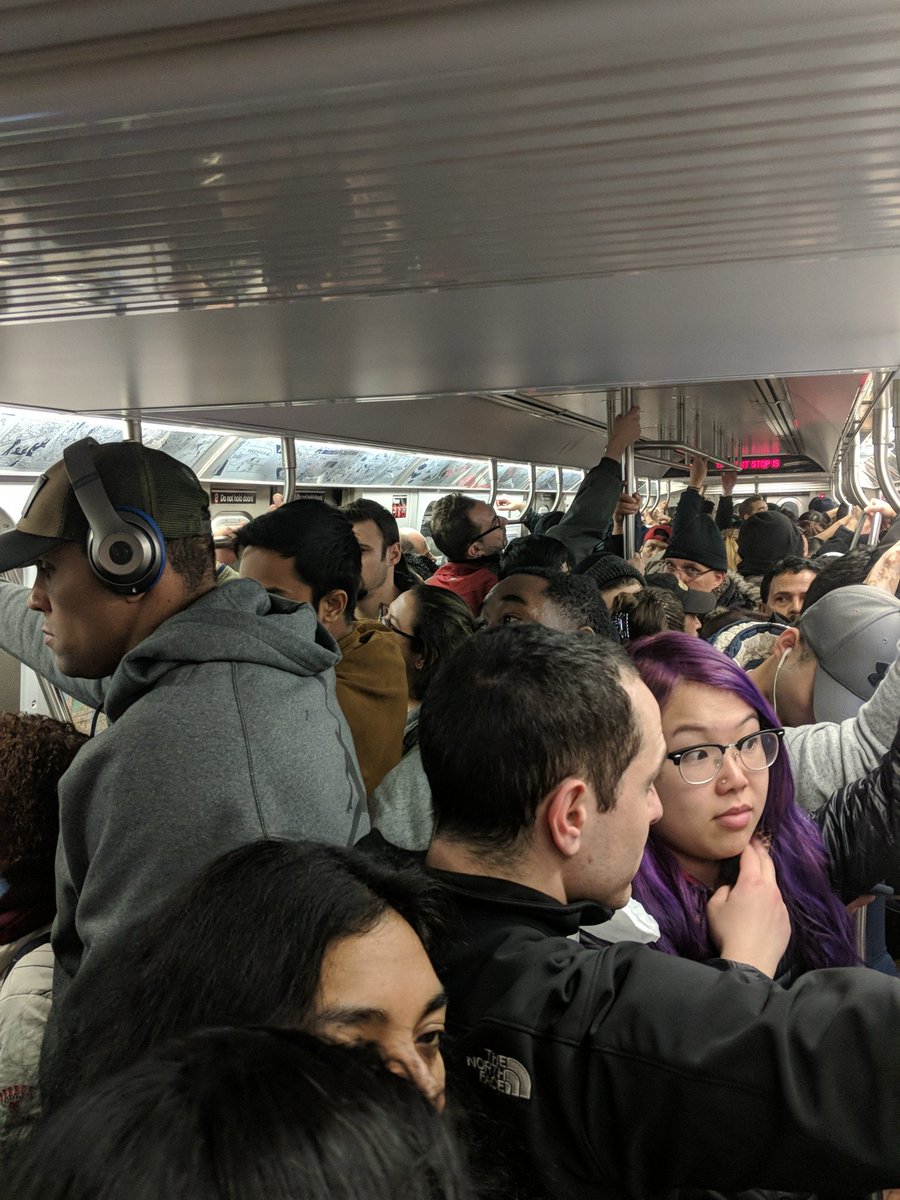 Atl5p34k's tweet photo. Welcome to NY, where the city treats you the same as the rats on the tracks. @MTA @nytimes @BilldeBlasio #NYC #priorities https://t.co/kLluW0VkcJ