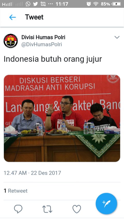 ronavioleta's tweet photo. Min @DivHumas_Polri , akun awal @DivHumasPolri stlh direname jadi @emi_sulastri51r kok skrg jadi akun buzzer pro jokowi ahok ya?? https://t.co/LkAFT8sk0e