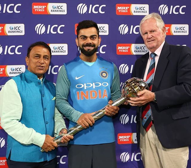 CricUniverse's tweet photo. Virat Kohli Awarded ICC Test Mace as Team India stays at No.1 in ICC Test Ranking.
On behalf of ICC, Sunil Gavaskar & Graeme Pollock made the Presentation! 👍
#icc #bestoftest #testmace #viratkohli #kohli #virat #sunilgavaskar #trophy #no1 #rankings #champions #capetown https://t.co/sQZ36Ckhbg