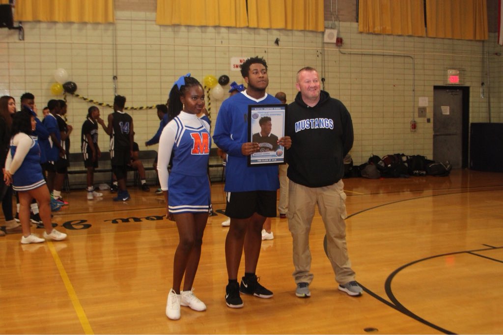 METSclassof2018's tweet photo. @METSMustangs Senior Night @metsmustangsbb Thank you for all of the beautiful pics @bergencharter https://t.co/Z0OScD38EV