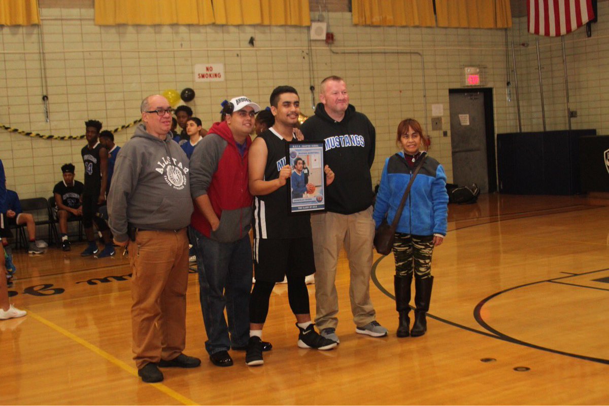 METSclassof2018's tweet photo. @METSMustangs Senior Night @metsmustangsbb Thank you for all of the beautiful pics @bergencharter https://t.co/t4KTM895oi