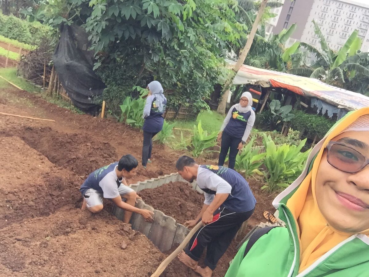 Kakak ini jadi mandor #tanamaerentakidb <a href="/BntBerkebun/">Banten Berkebun</a> 

Haaaiiih...😁😁😍😍