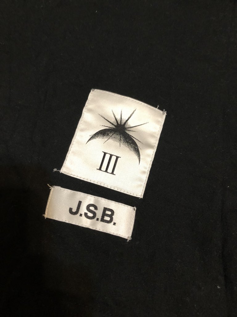 exexchim's tweet photo. JSB初期デザイン
Tシャツ欲しい人いませんか？？
メルカリで購入した為、
ほつれ多少あります。
JSBのロゴ部分
ひび割れあります。
ご理解頂けるかたのみ
購入お願いします。☺︎

size.L
¥4500(送料込み)
発送はゆうパックで考えています☺️

気軽にリプくださ〜い💌✏️

#拡散希望
#JSBTシャツ https://t.co/aAVp9nsvZC