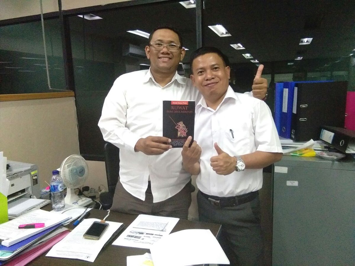 jarkomdesaid's tweet photo. Pejabat muda masa depan Kementerian  Desa sedang mendalami hasil riset kami termasuk usulan singkat ttg BH Publik BUM Desa. Semoga inspiratif @jdih_kemendesa....💪🎩😎🌐🏆 https://t.co/tmdc7m0A8I