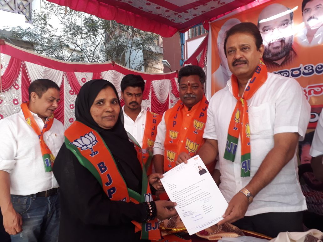 BGUdayBJP's tweet photo. ಬಿಜೆಪಿ ಚಿಕ್ಕಪೇಟೆ ವಿಧಾನಸಭಾ ಕ್ಷೇತ್ರದ ಅಲ್ಪಸಂಖ್ಯಾತ ಮೋರ್ಚಾ ಕಾರ್ಯಕಾರಣಿ ಸಭೆ ಇಂದು ಕ್ಷೇತ್ರದ ಕಛೇರಿಯಲ್ಲಿ ನಡೆಯಿತು. ಈ ಸಂದರ್ಭದಲ್ಲಿ ಹಲವಾರು ಅಲ್ಪಸಂಖ್ಯಾತ ಬಂಧುಗಳು ಬಿಜೆಪಿಗೆ ಸೇರ್ಪಡೆಗೊಡರು.
ಈ ಸಂದರ್��ದಲ್ಲಿ ಹಿರಿಯ ನಾಯಕರಾದ ಡಾ. ಉದಯ್ ಬಿ. ಗರುಡಾಚಾರ್, ಸತ್ಯರಾಜ್, ಅಬ್ದುಲ್ ಮಜೀದ್, ಅಕ್ರಮ್ ಪಾಶ ಮುಂತಾದವರು ಉಪಸ್ಥಿತರಿದ್ದರು. https://t.co/NIZ8wLCnhv