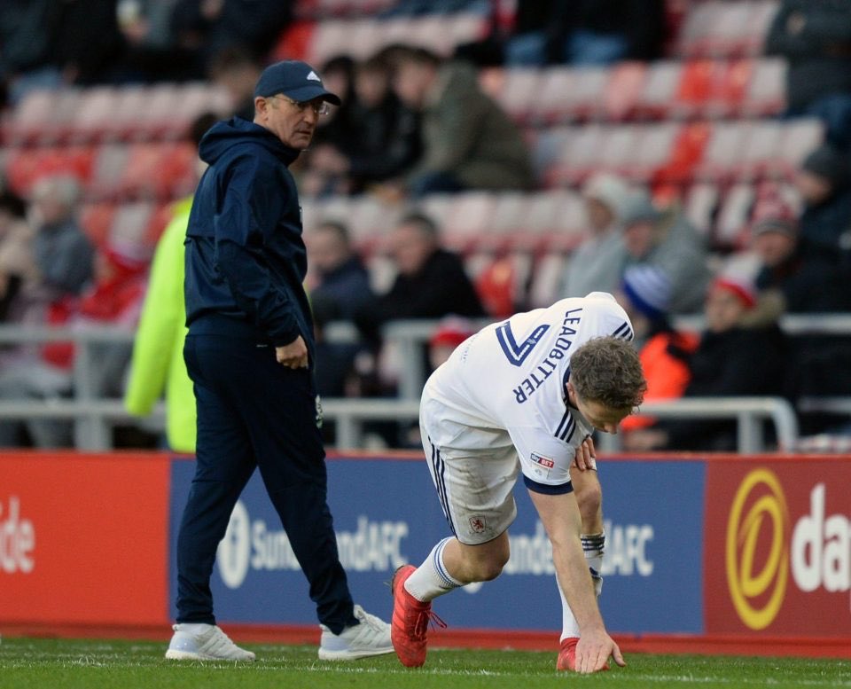 EverythingMFC's tweet photo. After scoring yesterday, an emotional Grant Leadbitter went over to kiss the exact spot where his father’s ashes were buried in 2008. Touching moment, respect to him. #boro #safc https://t.co/rDATDCLpeq