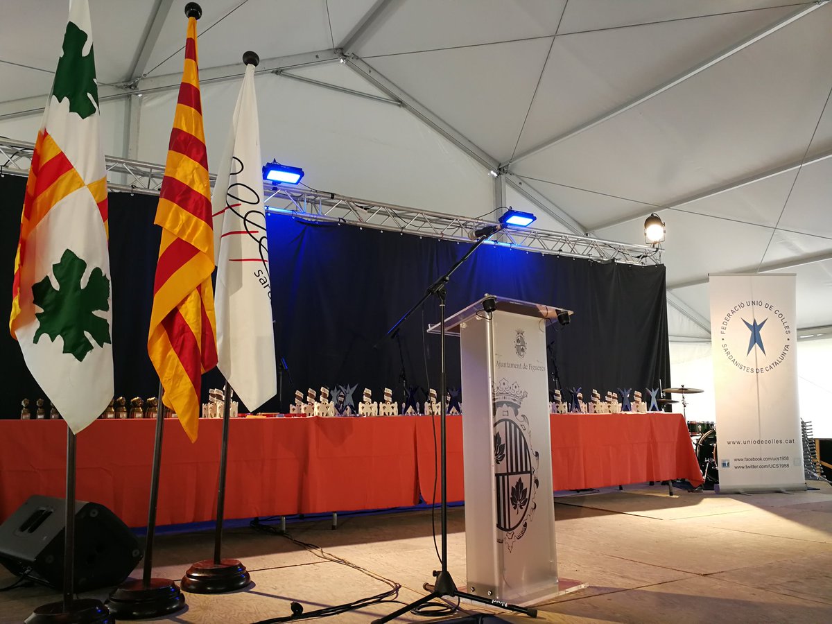 Preparats per començar a #Figueres acte Cloenda Campionat #Catalunya Unió de #Colles Sardanistes #CapitalSardana2017 <a href="/JovencellsColla/">Colla Jovencells</a> #DemàJovencells <a href="/SomSegarra/">Som Segarra</a> @PuigGordi 🎗️