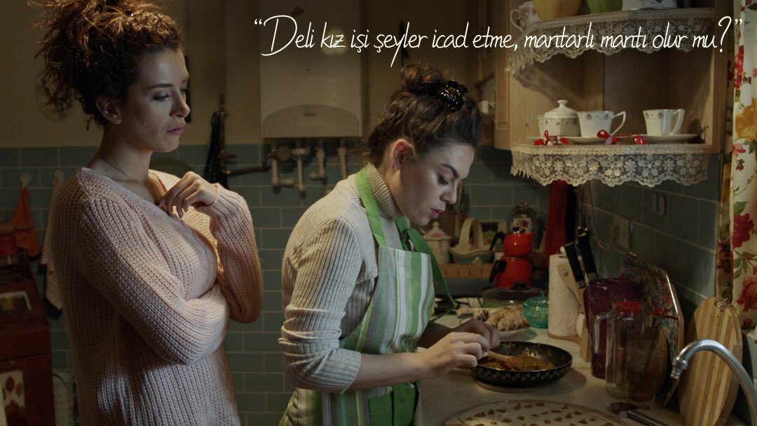 Neslihan yaparsa olur hem de nefis olur...  📋Pazar Menüsü 🍄
Mantarı Güzelce yıka, ince ince doğra.
Soğanla güzelce kavur.
Hazır olunca hamur, incecik aç. #Sofrasırları Sinemalarda