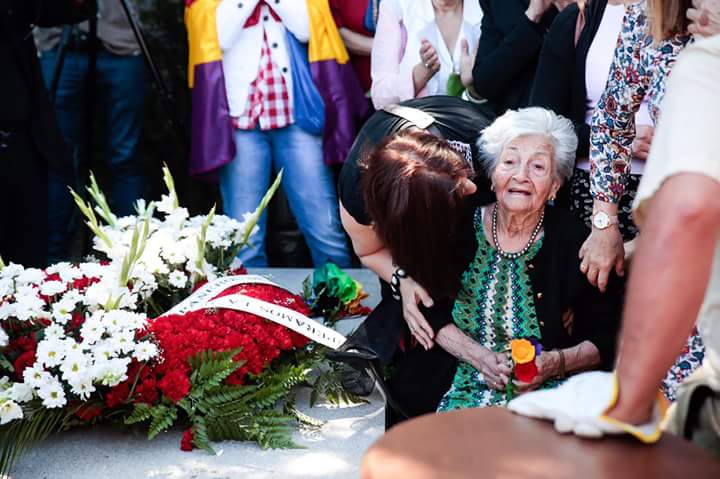 ARMH_Memoria's tweet photo. Gracias a todas las personas voluntarias que trabajaron para que Ascensión Mendieta pudiera enterrar dignamente a su padre. Gracias a la abogada Ana Messuti y al sindicato noruego Elogit qué ayudó a financiar parte del proceso y las identificaciones. No queremos #VidasEnterradas https://t.co/1RhWSjPVII