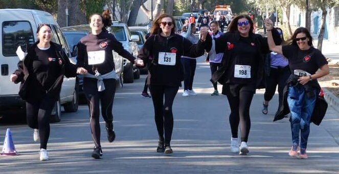 mamasenacciones's tweet photo. No hemos podido evitar compartir esta foto de ayer en @HappRun porque, como dice nuestra querida @merchefv62, demuestra que ir juntas, nos hace llegar muy lejos #GraciasDeCorazon #SoisMuyGrandes 😍 https://t.co/aKYAroWTAi