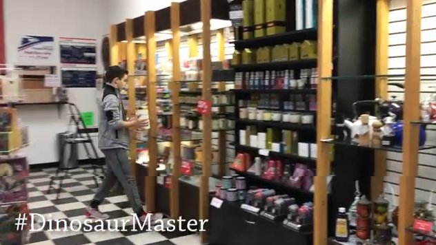 fazulradio's tweet photo. "Eric, el #DinosaurMaster, comenzó a trabajar en la tienda de Party City con el señor Jay hace dos años. Asiste una vez por semana al salir de la escuela." @lolahernandezg
https://t.co/5C2AMyfjPm
#OportunidadesLaborales #ResponsabilidadSocial https://t.co/BRu3i2TKg7