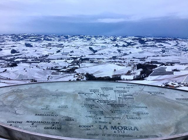 Grazie <a href="/maxromanelli/">MaximilianoRomanelli</a> per questo scatto! Le Langhe si presentano con un candido mantello bianco in questi giorni! E dal belvedere di La Morra potete cercare i castelli del@territorio, tra cui quelli gesti dalla #barolocastles #castellodiserralunga #castel… ift.tt/2sWfb5g