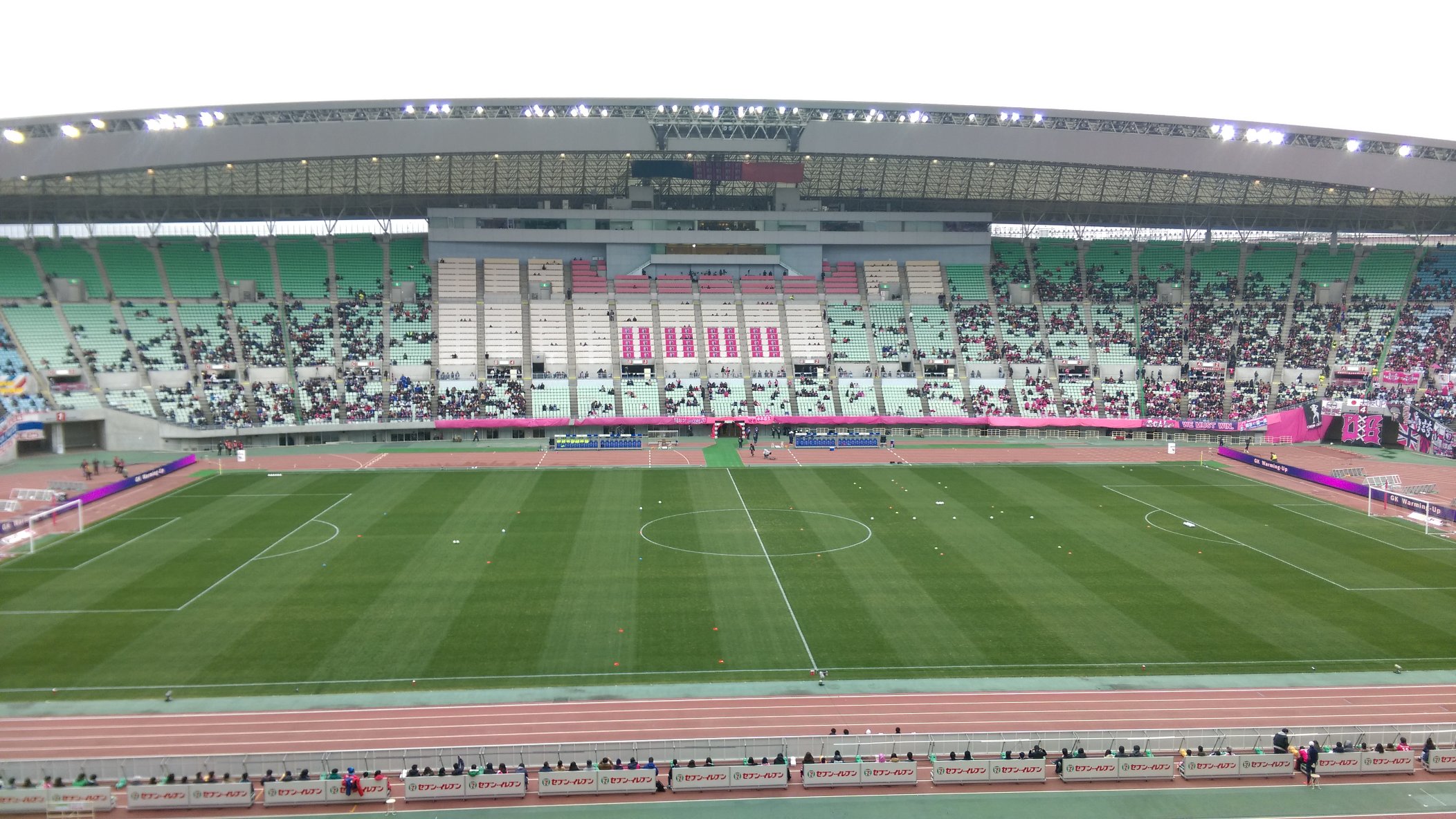 蒼井真理 ヤンマースタジアム長居のバックスタンド カテゴリー5大人 前売り30円 陸上トラック付きだけどスタンドの傾斜がそこそこあるので 俯瞰厨にも納得の視界 ゴール裏以外は屋根のカバー率も高く 75点くらいの箱 T Co Tnkxrirtkl Twitter