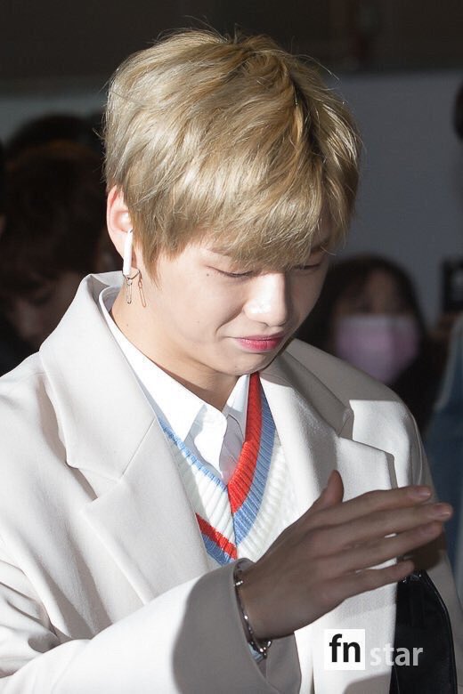 cidaphere's tweet photo. 표정이랑 손 왜이러는지 몰랐는데 방금 영상보고 알았네; 대포고 기자들이고 위에 올라타서 찍으니 애들 신분증 다 보이고 개자증 ; 녜리 얼마나 싫었으면 https://t.co/G1shF1c2jy