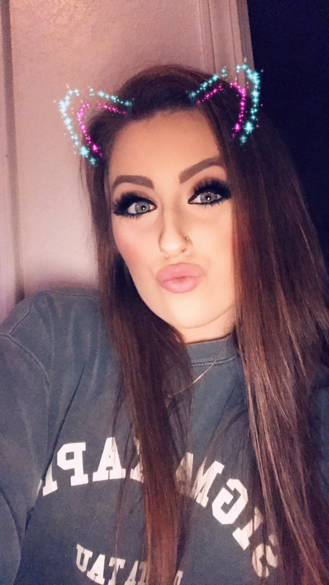 rach__65's tweet photo. Soooo story time!! I had plans to hang out w/ ppl. I got ready, did my make up and even straightened my hair but then I decided I’d really rather watch the hunger game series but also my make up was looking hella nice so here’s some selfies 🤷🏽‍♀️🤦🏽‍♀️🙂 lol I hate myself https://t.co/zgAreLpQmY