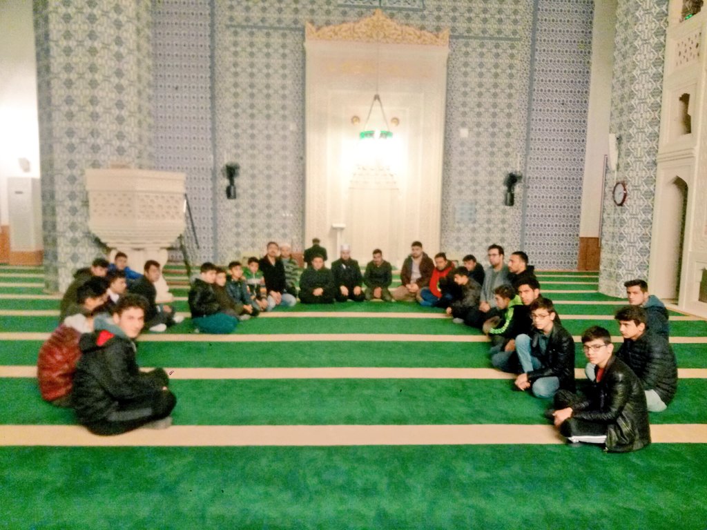 #Tugvakozan
#sabahnamazıbuluşması
Rasulullah (Sallallahu Aleyhi ve Sellem) şöyle buyuruyor;
“Münafıka en ağır gelen namaz; yatsı ve sabah namazlarıdır. Eğer bilseydi o iki namazda ne var? Sürünerek dahi olsa onun ikisine gelirdi.”
| Ahmed Müsned 52/424