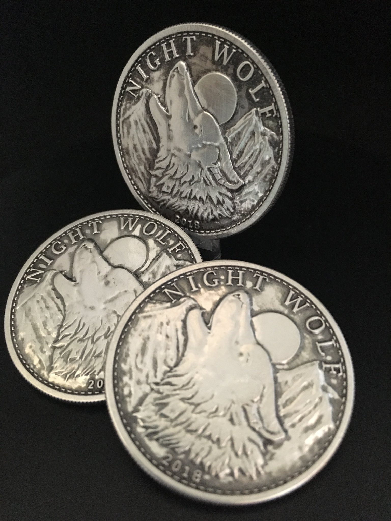 ウルフコイン製作委員会 ソフト加工と燻し加工を施しました レリーフを残しつつ 音が鳴らない絶妙のコンディションです オリジナルコインである必要性を 企画当初から考えていました その１つがこれです ソフトコイン シルバーウルフ