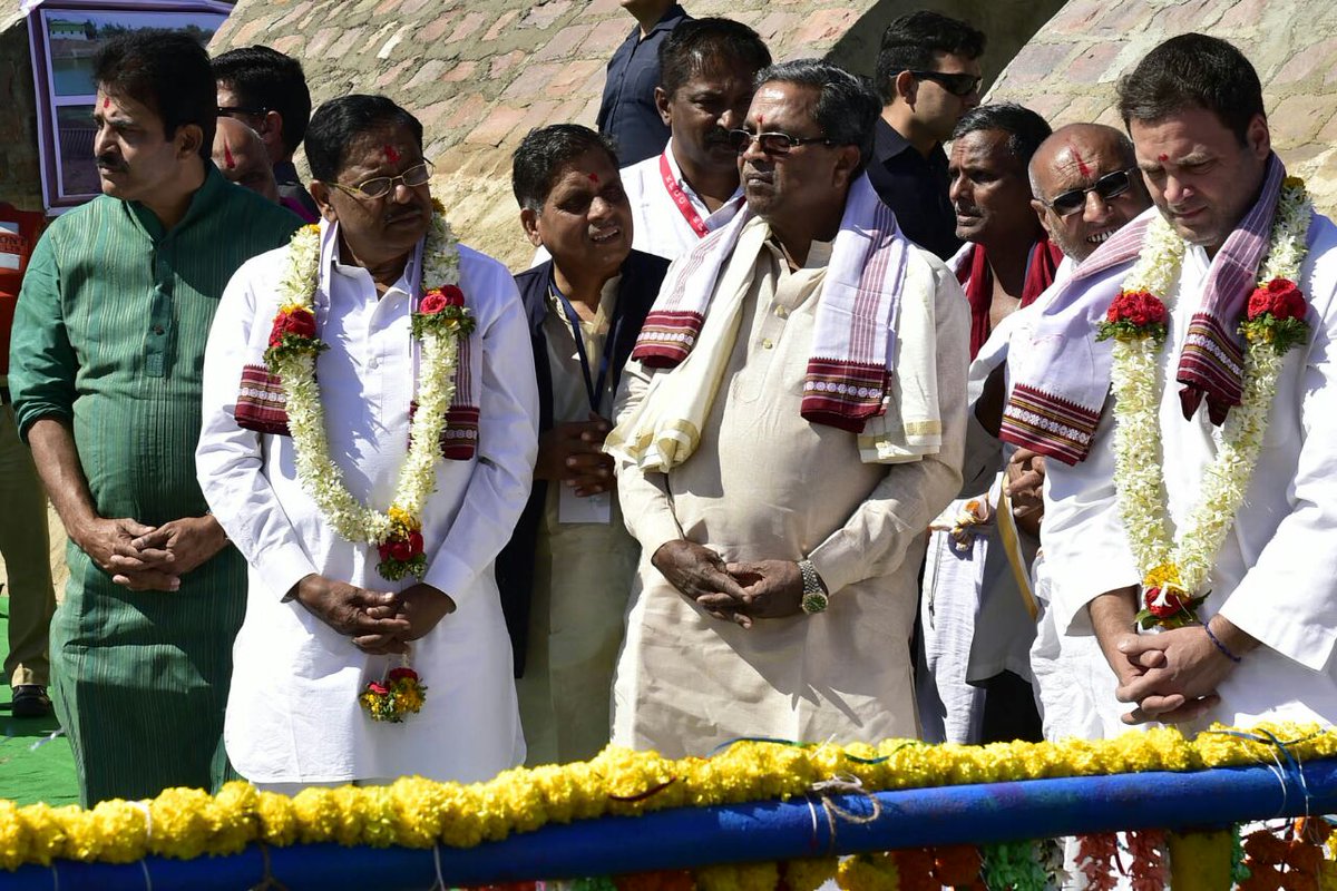 CMofKarnataka's tweet photo. ಮಾನ್ಯ ಮುಖ್ಯಮಂತ್ರಿ @siddaramaiah ಅವರು ಬಾಗಲಕೋಟ ಜಿಲ್ಲೆಯ ಜಮಖಂಡಿ ತಾಲೂಕಿನಲ್ಲಿರುವ ಚಿಕ್ಕಪಡಸಲಗಿ ಬ್ಯಾರೇಜ್‌ಗೆ ಎಐಸಿಸಿ ಅಧ್ಯಕ್ಷರಾದ ರಾಹುಲ್ ಗಾಂಧಿಯವರೊಂದಿಗೆ ಬಾಗೀನ ಅರ್ಪಿಸಿದರು. https://t.co/DutGA9O9gx