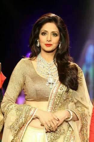 SubhankarRoyCh5's tweet photo. 💐🌸 চলে গেলেন না ফেরার দেশে হৃদরোগে আক্রান্ত হয��ে এই উপমহাদেশের প্রখ্যাত অভিনয় শিল্পী শ্রী দেবী।তাঁর স্মৃতির প্রতি গভীর ভালোবাসা ও শ্রদ্ধাঞ্জলি। 🌸💐

                  তুমি রবে নীরবে........ https://t.co/CUptf3C28z