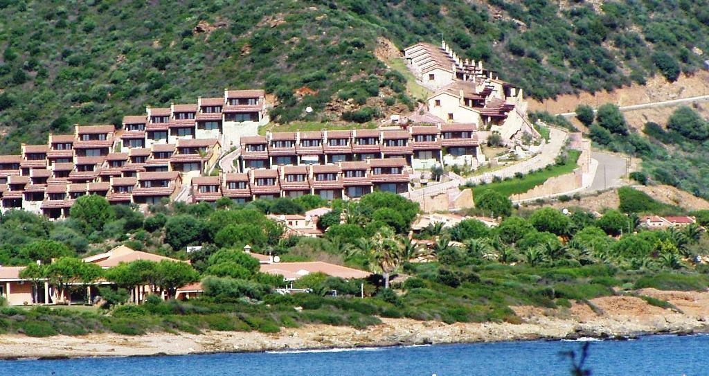 Beleef #Sardinië : Aan de prachtige ongerepte zuidoost kust van Sardinië ligt dit mooi en ruim opgezette vakantiedorp. Het biedt verschillende typen appartementen, een mooi zwembad mét jacuzzi, een privé strand met strandbar en prachtig zicht op zee. bit.ly/ResidenceVilla…