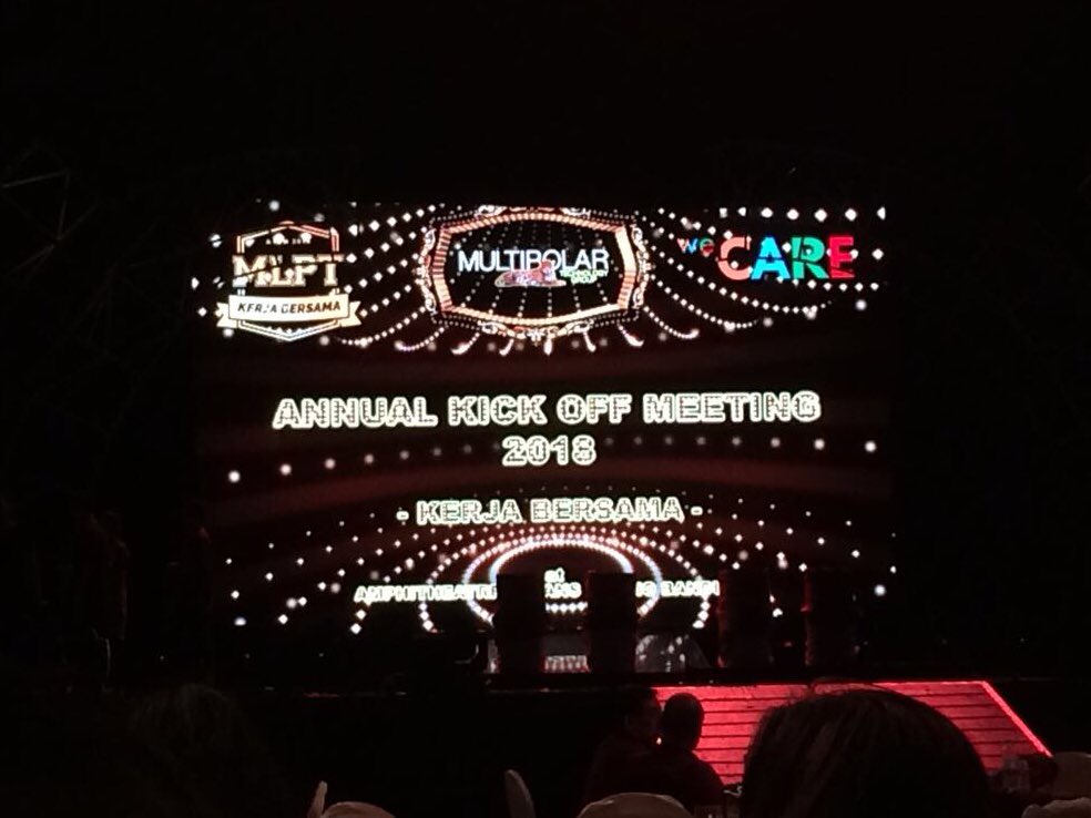 ir_budh's tweet photo. on stage ,,, saat yg ditunggu tunggu tiba “pengumuman bonus” seperti hilal yg nampak jelas jelang bulan ramadhan, semoga lebih baik. aamiin #AKOM2018 #MLPT #KerjaBersama https://t.co/8TPHiys9uD