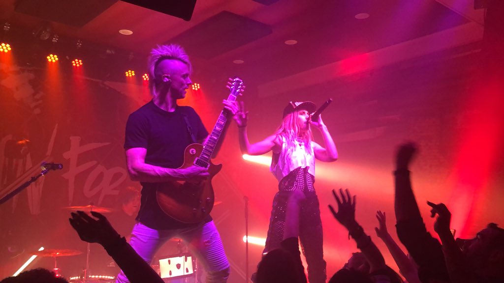 RagetheMudkip's tweet image. Had such a blast tonight being able to watch and even meet a very influential band in my life. Thank you @iconforhire team especially @barbieariel and @shawnjump for such a great show. I hope to see you guys again some day. #iconarmy