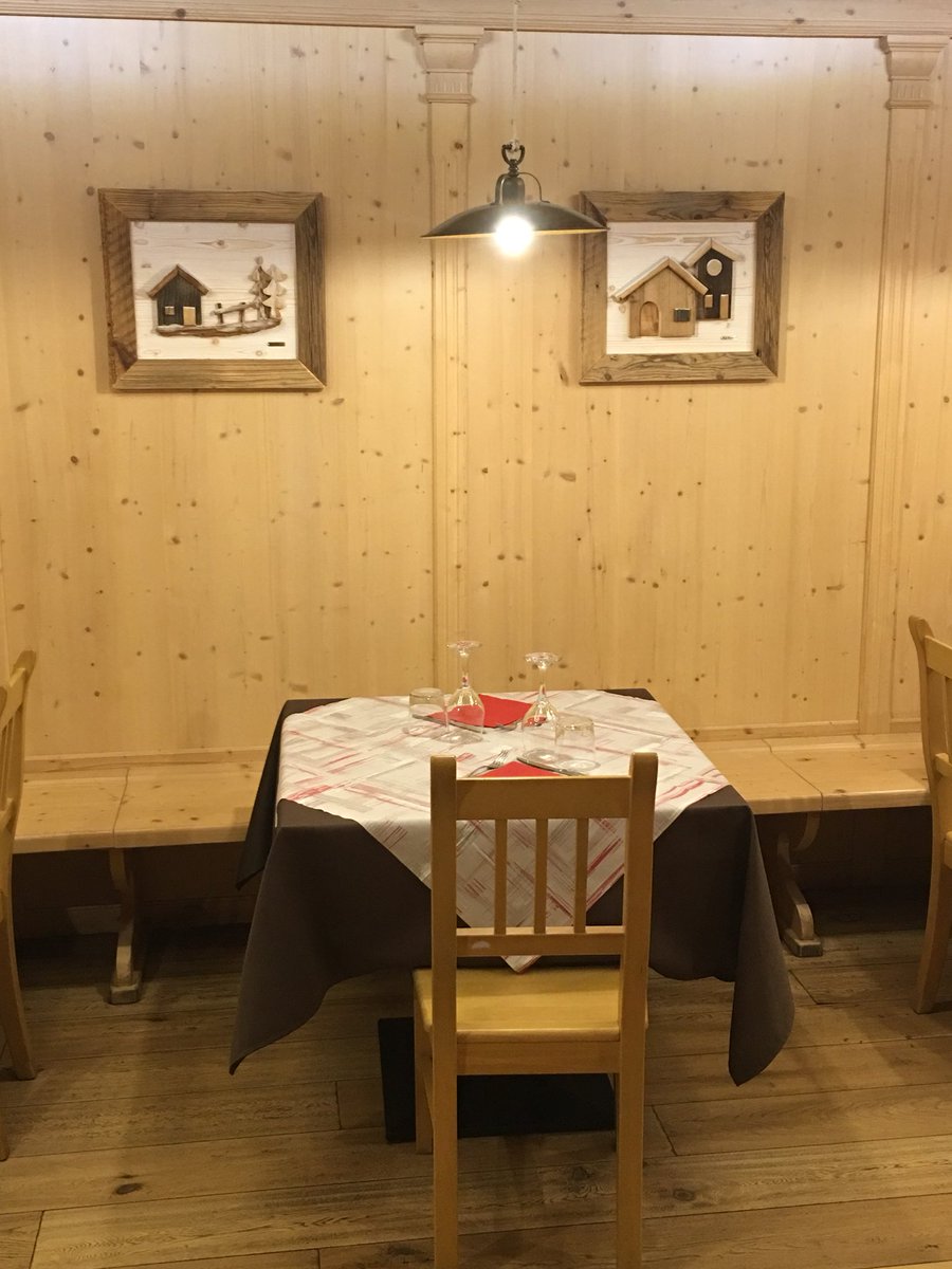 lazzaroniarreda's tweet photo. Nuove piccole aggiunte al Ristorante La Stube #ristorante#quadri#banconebar https://t.co/JQXy9K6GCn