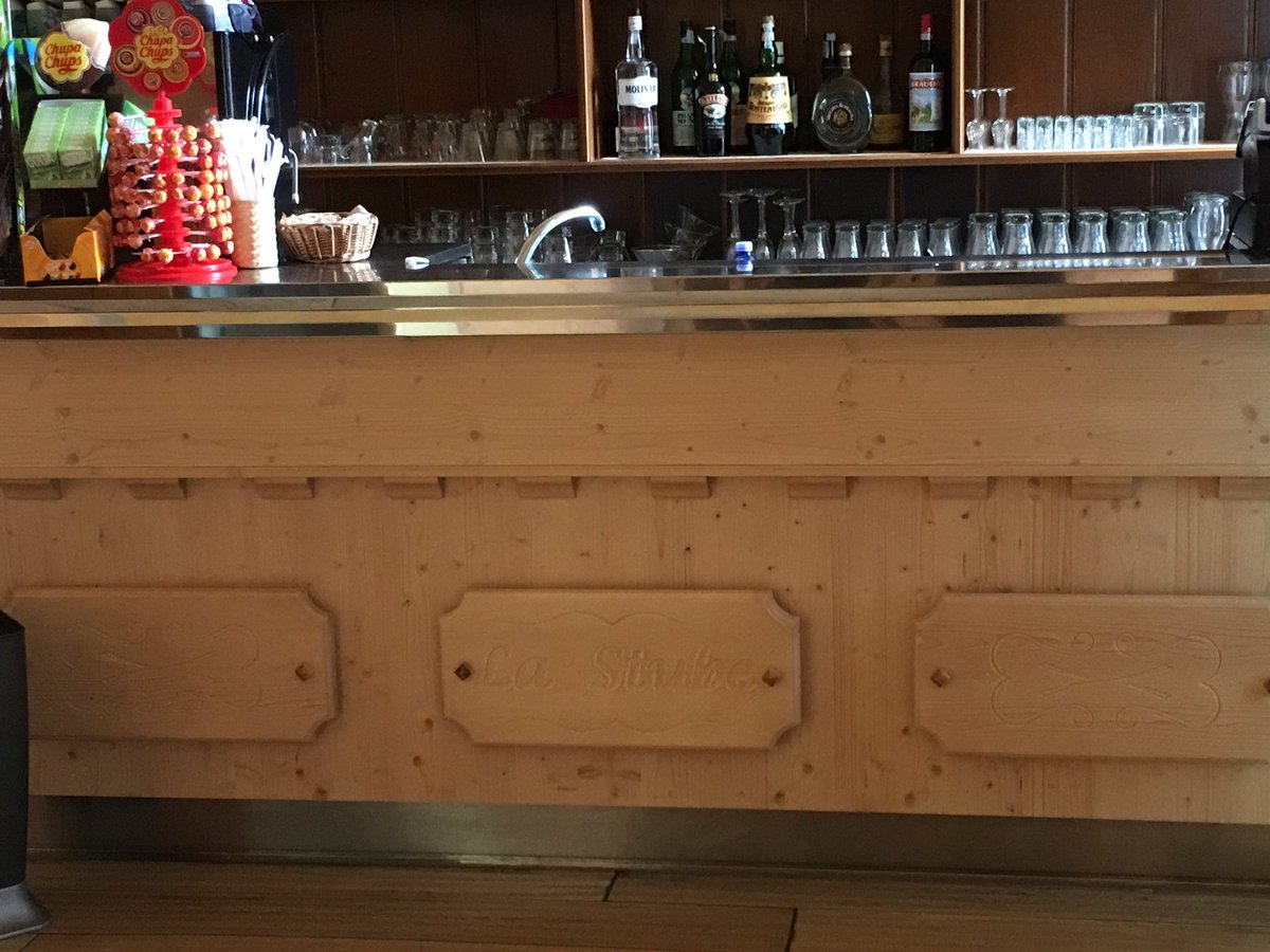 lazzaroniarreda's tweet photo. Nuove piccole aggiunte al Ristorante La Stube #ristorante#quadri#banconebar https://t.co/JQXy9K6GCn