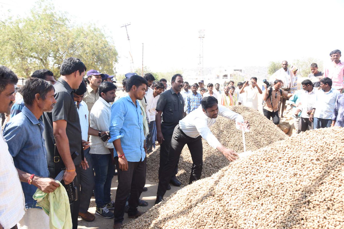Collector_MBNR's tweet photo. Dist. Collector visited the Mahabubnagar Market Yard and interacted with the Market Officials and Farmers.

Collector while interacting with the farmers, tried to find out their problems and issues prevailing in the market. https://t.co/YlzesvC7jf