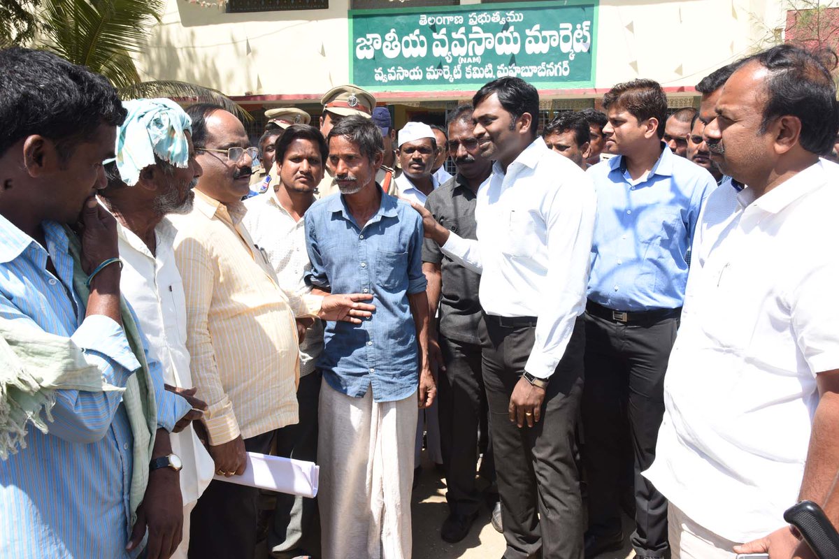 Collector_MBNR's tweet photo. Dist. Collector visited the Mahabubnagar Market Yard and interacted with the Market Officials and Farmers.

Collector while interacting with the farmers, tried to find out their problems and issues prevailing in the market. https://t.co/YlzesvC7jf