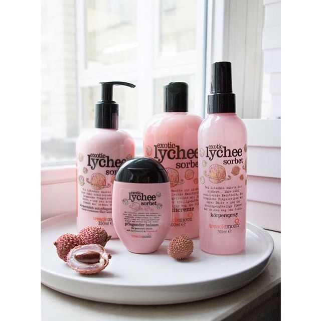 glossybox_de's tweet photo. Bei dem kalten Wetter holen wir uns einen Hauch Sommer auf die Haut und freuen uns über ganz viel Litschiduft 😍 Happy Sunday, Glossies – und kuschelt euch heute warm ein! 💕 #litschi #körperpflege #summervibes #brrr #glossybox https://t.co/pHtU3dTLfN https://t.co/4p3osChz0E