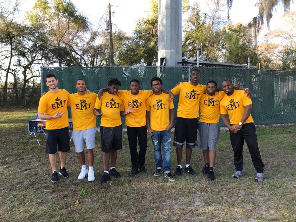 naizerdog29's tweet photo. Elite Men of Tomorrow helping out at the Community Fest at Robles Elementary! #servicetoourcommunity@KingHSLions https://t.co/B3zNo7AzVO