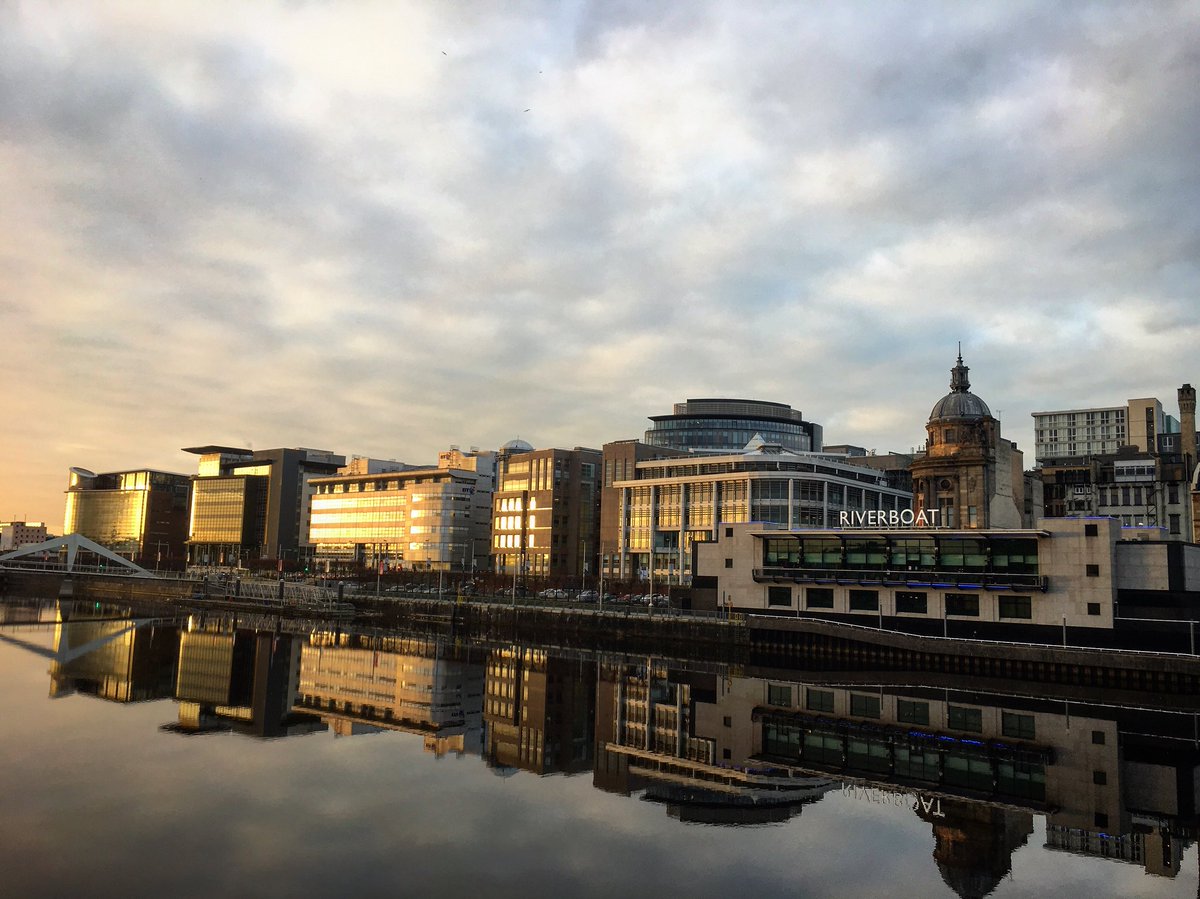 LittleCityFox's tweet photo. Had to stop and take this photo while on a cool-down walk after running the other day, beautiful! 💛 can see my office along the water 👻 #Glasgow #ilovegla #iliveglasgow #riverclyde #riverboatcasino #scotland #reflections #tradeston #tradestonbridge #photography #iphoneography https://t.co/HQLHsMQDFG