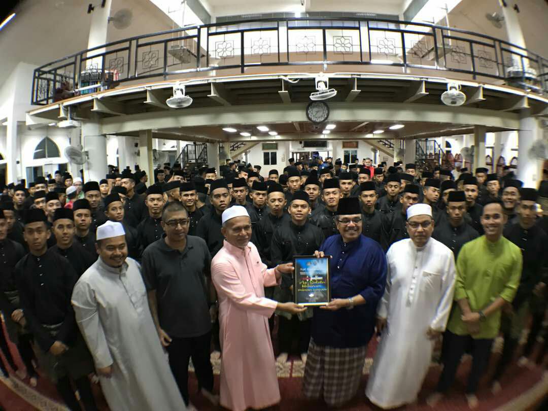 saf_upnm's tweet photo. Assalamualaikum WBT warga UPNM.
Terima kasih diucapkan kepada semua yg terlibat & Tahniah kepada semua mahasiswa yang hadir dan berjaya menjadi ''warrior'' pada hari ini. Semoga usaha kecil kita ini diterima dan dikira sebagai satu amal kebajikan kita.
#subuhwarrior
#upnm
#ksaf https://t.co/kqPwy5uvPi