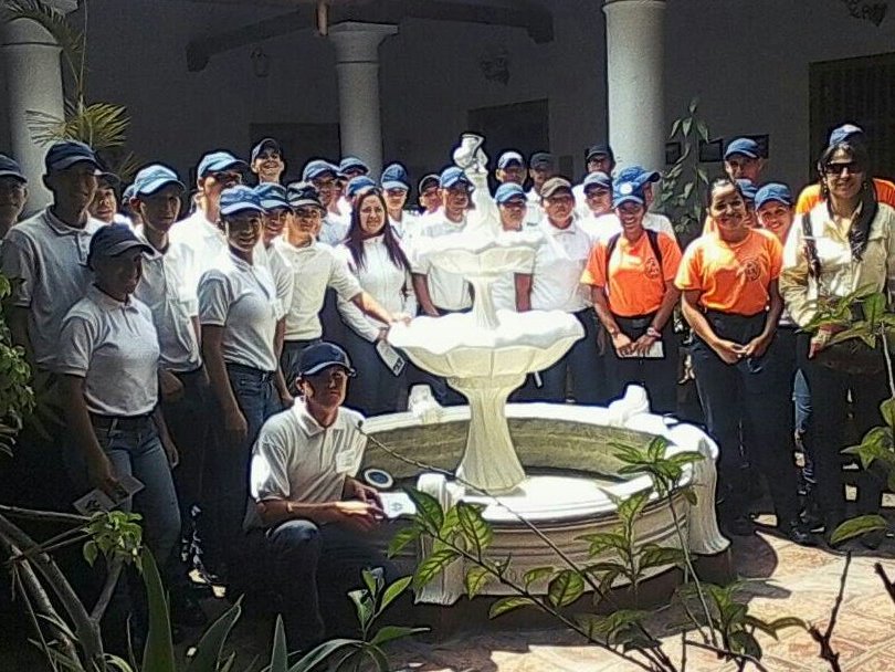 CIVSUNESMerida's tweet photo. Visita guiada al casco histórico de la ciudad gracias a @Unaciesmerida y la Directiva del CEFO  por el apoyo en todas las actividades, dando así cumplimiento y gozo a nuestra comunidad UNESISTA en el desarrollo del #9ºAniversarioUNES. @alanazuloaga @gralcacioppo https://t.co/wqMaiJziPg