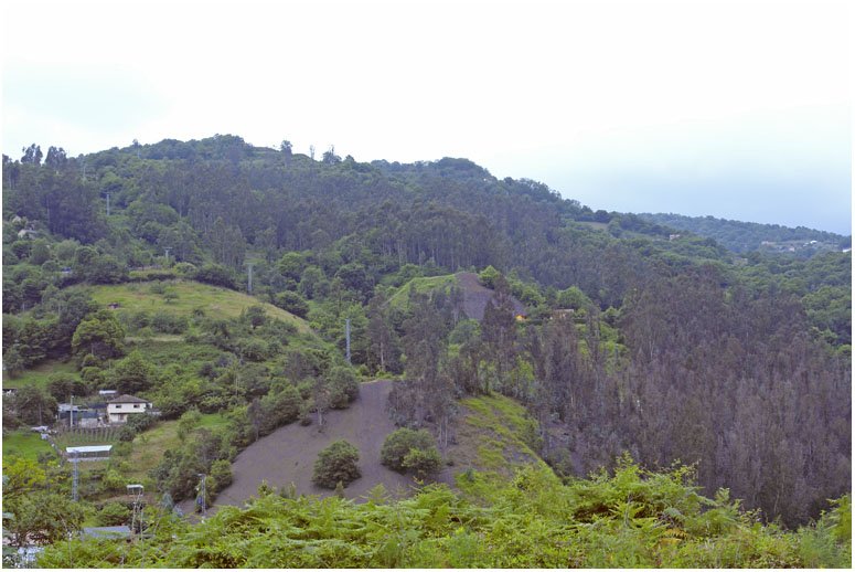 Escombreras del Grupo Escribana, junto enfrente de los pozos de Minas de Figaredo, Valle de Turón, Mieres, Asturias. Año 2011.
© José Hortensio Velasco Rabanal
archivohistoricominero.org/portfolio_page…