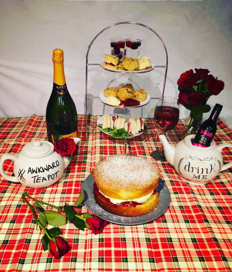 awkward_teapot's tweet photo. Our lovers package 🌹💕 comes with chocolate dipped strawberries 🍓 (7inch Victoria sponge not included in basic package) #htlmp #afternoontea #scones #cake #wirralbusiness #lovers #love #jelly #localbusiness #chester #chesterbusiness #supportlocal #sundaymorning #happyplace https://t.co/7gjHQprOry