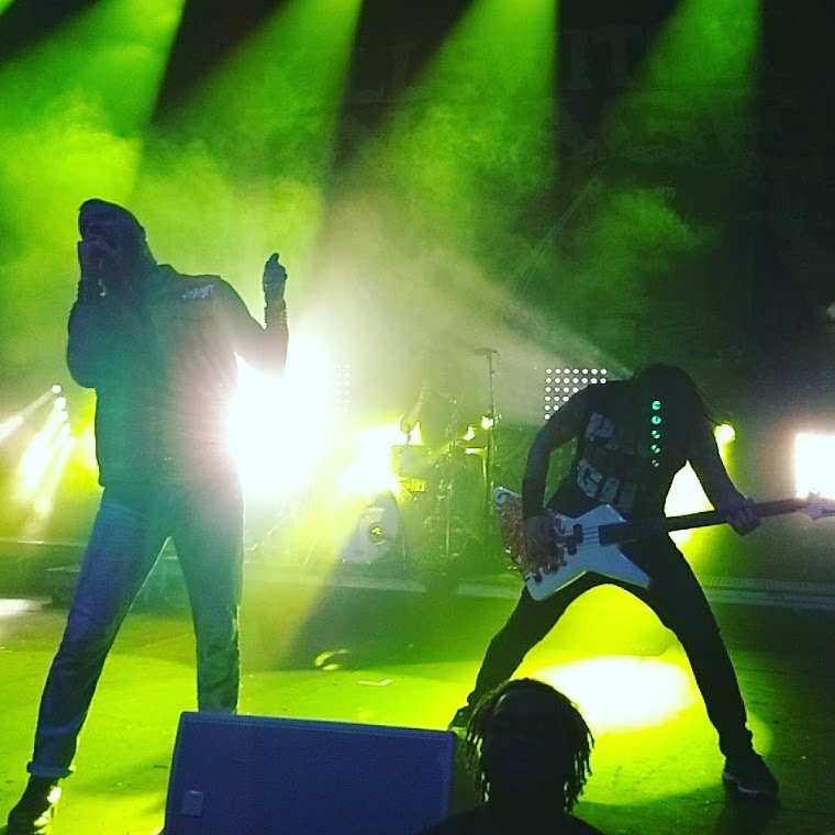jas_kasalova's tweet photo. Amazing night at the #KILLTHRAX tour w/@Anthrax and @kseofficial - such a great show! My favorite pic of the night @EyeAgainstI & Mike D tearing it up! Havok, Anthrax and Killswitch Engage all put on killer shows. https://t.co/Lrx7IZabVh