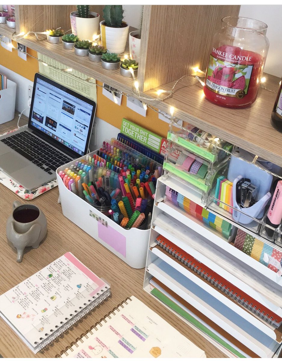 cristirrg_'s tweet photo. yo tengo un escritorio así y me entran hasta ganas de estudiar https://t.co/VI2P33WVww