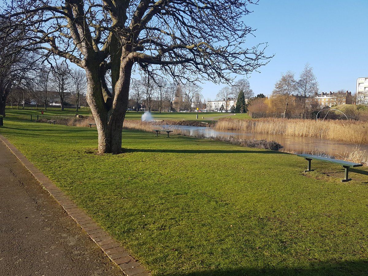 Gravesendjpr's tweet photo. A beautiful morning for a #parkrun No ice, so we are on but do wear your thermals as the breeze is fresh! Extra brownie points for the marshal on windy corner #loveparkrun https://t.co/jRb4ni0Swx