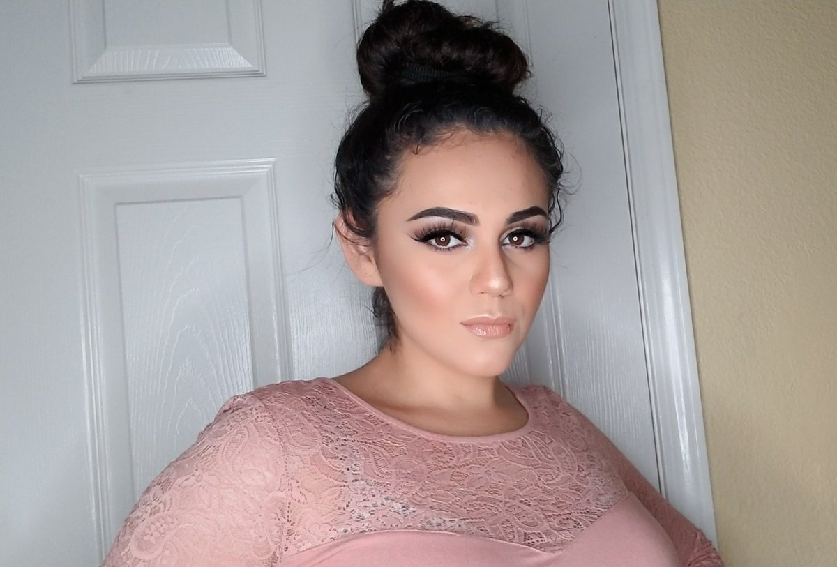 PatriciaEs_MUA's tweet image. #PatriciaEscotoMakeupArtist #IloveMakeup #ILove3DMinkLashes #abhlippalette #ABHContourPalette #Vslipgloss #Urbandecay #TooFaced #AtelierParís #ABHDipBrowPomade #ABHContourPalette #hudabeautydesertduskpalette #MUAForLife 💄🎨💋😘