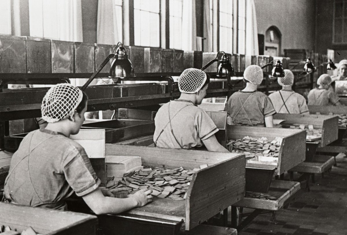 Vandaag in 1941 werd in een aantal plaatsen massaal het werk neergelegd uit protest tegen het grootschalige geweld tegen de Joodse bevolking. Ook bij #Verkade. Meer weten? Kijk op de #Kaartvanverzet ow.ly/9PTC50gCEs7 &amp; ow.ly/MASc50gCEwk #februaristaking