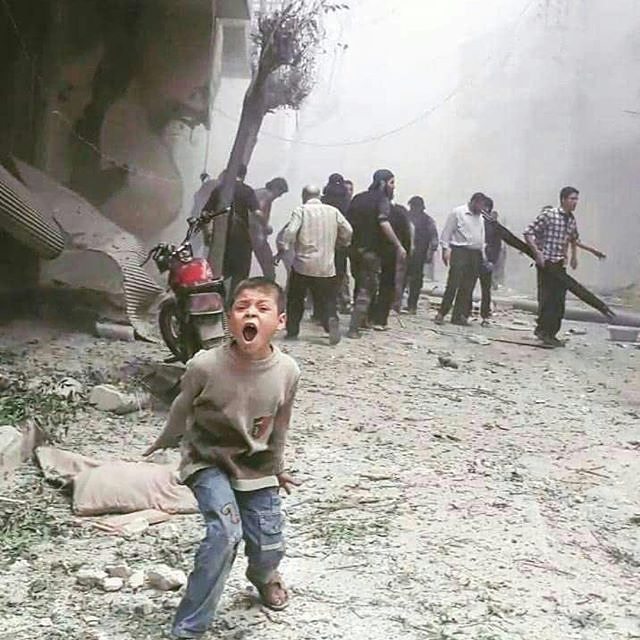 Erfanhich's tweet photo. #مدافعان_حرم از چه دفاع می کنند، 
فریاد کودک #سوری در زیر بمباران های #بشار_اسد #قاتل با حمایت #رژیم_آخوندی_ایران و #روسیه، #غوطه_شرقی
آیا فریادرسی هست؟‌
آیا وجدان بیداری هست؟
آیا کشتار و خونریزی وحشیانه کافی نیست؟
#SaveGhouta
#أنقذوا_الغوطة
#الغوطه_الشرقيه https://t.co/cMgl8etjqG