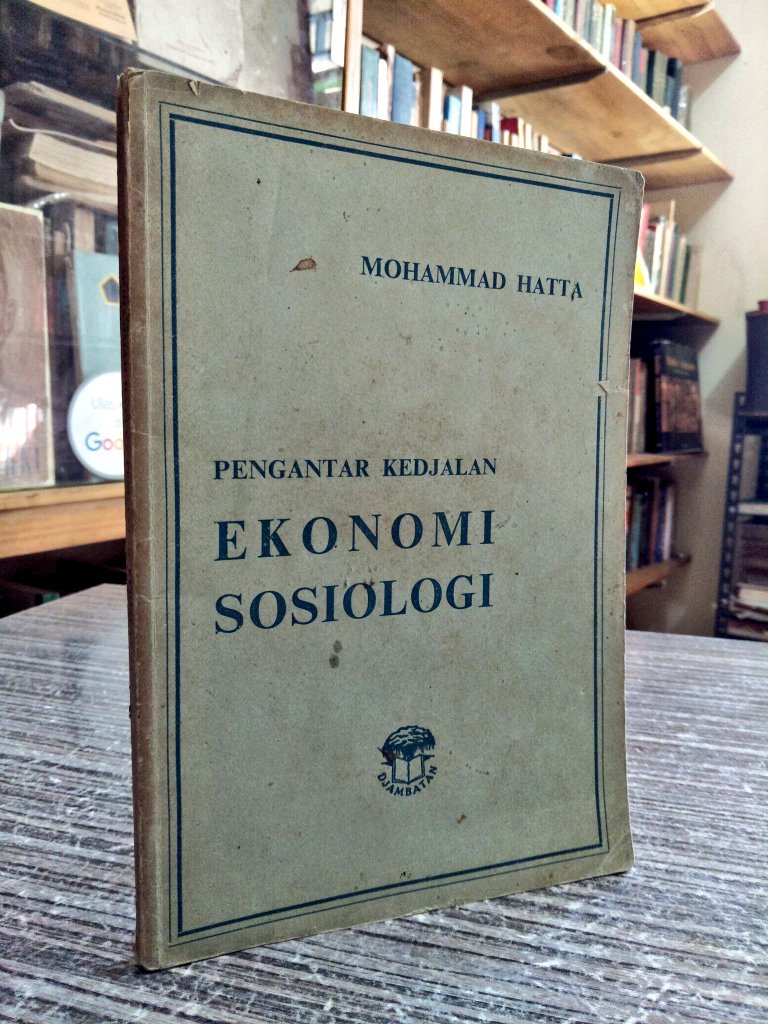 WarungSejarahRI's tweet photo. Buku Lawas> Pengantar Kedjalan Ekonomi Sosiologi. Oleh; Mohammad Hatta. Tahun 1967. 150 Hal. Harga 250.000. Minat? https://t.co/oALS5Z0OeP