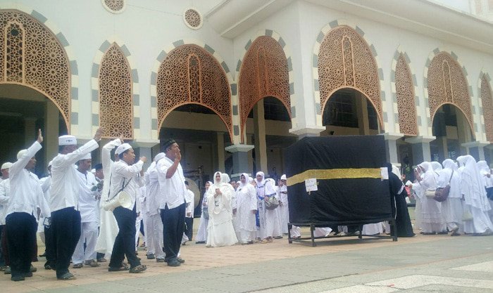MaskevPrat's tweet photo. Arminareka Perdana Berangkatkan Ratusan Jemaah Umroh Asal Rohul Pada Tanggal 20 Maret 2018 https://t.co/VjS4MfdYib https://t.co/ImhCHrNdtQ