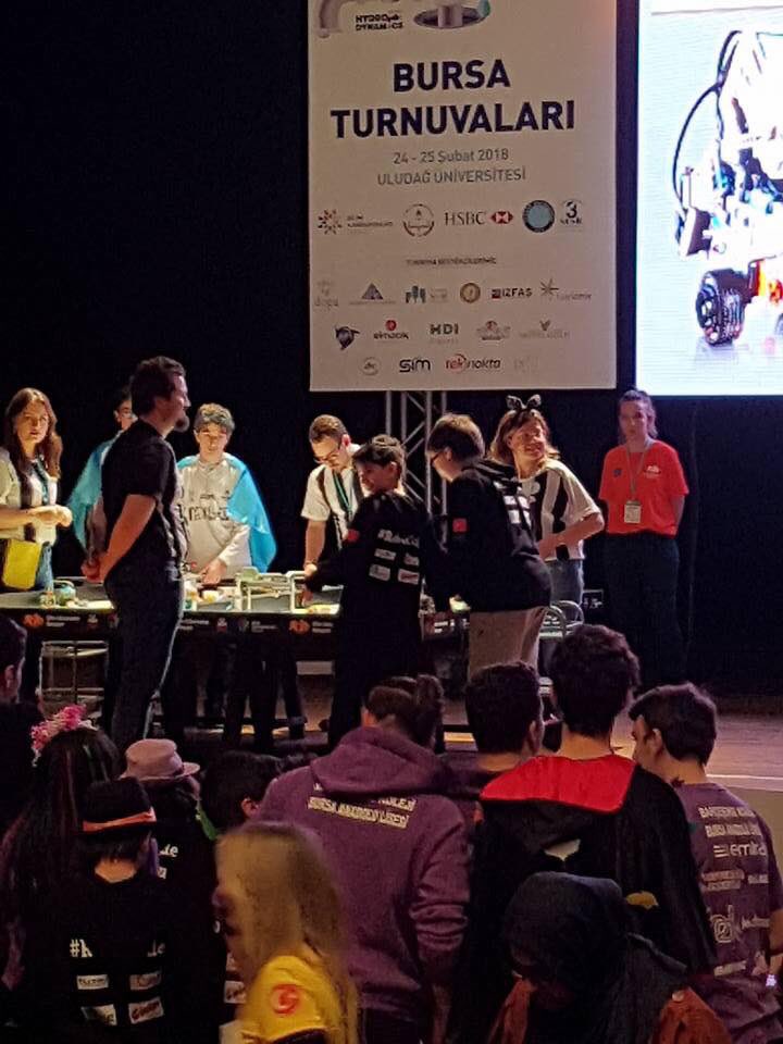 BahcesehirBursa's tweet image. Robotik #FLL takımımız #RoboCode Bursa yerel Turnuvada okulumuzu başarıyla temsil ederek madalyalarını aldı. Öğrencilerimizi ve öğretmenlerimizi tebrik ederiz. 👏👏
