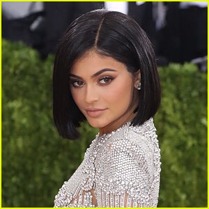 drawingiana's tweet photo. Drew my new favorite jenner @kyliejenner this took me 38 days to draw i hope u hang it in stormi’s room💜lmao #kyliejenner https://t.co/IDkgLRDCZU
