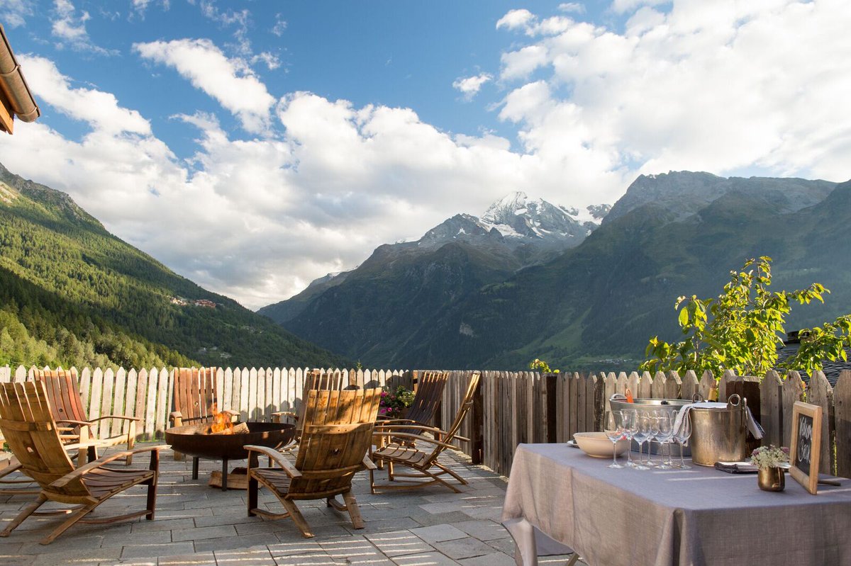 My feature on Chalet Pelerin, #France with <a href="/elevenexperienc/">Eleven Experience</a> is live now for <a href="/GoodThingsUK/">Good Things Magazine</a>... have a read! goodthingsmagazine.com/eleven-experie… #travel